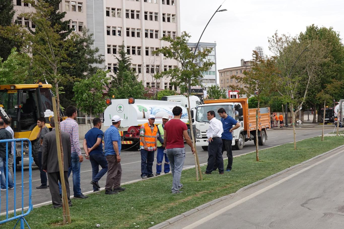 Bombalı saldırıda kullanılan aracın enkazı kaldırıldı Bombalı saldırıda kullanılan aracın enkazı kaldırıldı